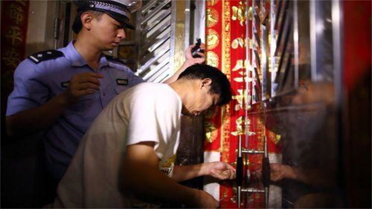 潘家庄镇请开锁师傅开了锁后，师傅为什么一般都不进门，就算主人请也不进去？